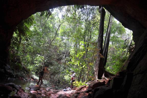 Saindo da Cachoeira da Caverna, na Chapada das Mesas, região de Carolina - MA